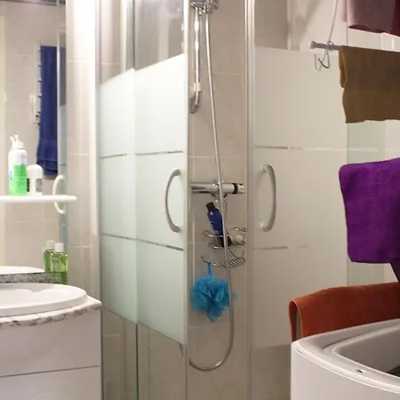 Calme T2 Climatisé Avec Parking Près Et Port - Fr-1-607-235